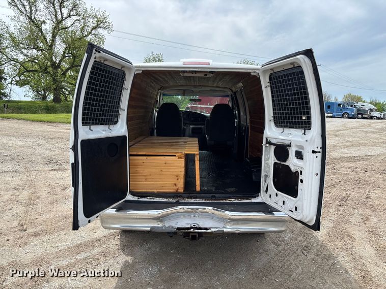 image for item FC5619 2003 Ford E350 van