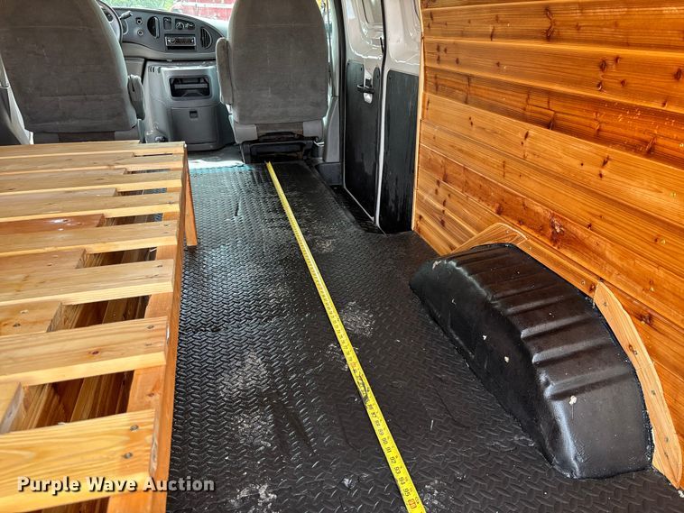 image for item FC5619 2003 Ford E350 van