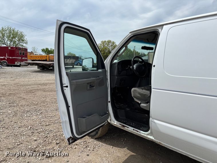 image for item FC5619 2003 Ford E350 van