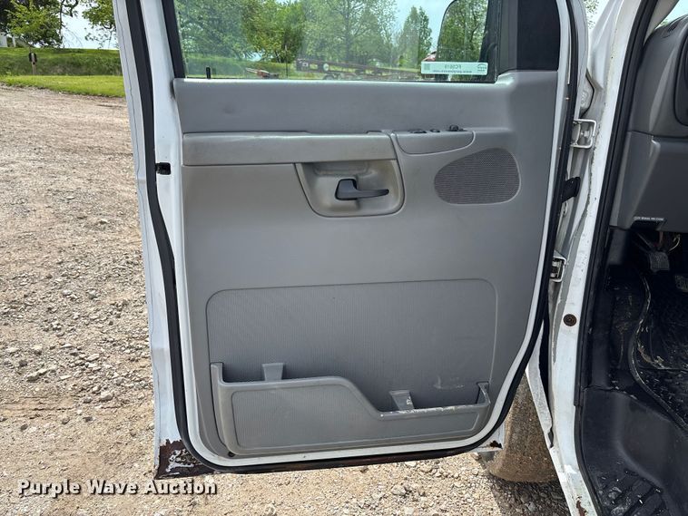 image for item FC5619 2003 Ford E350 van