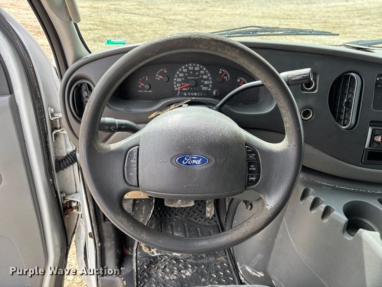 image for item FC5619 2003 Ford E350 van