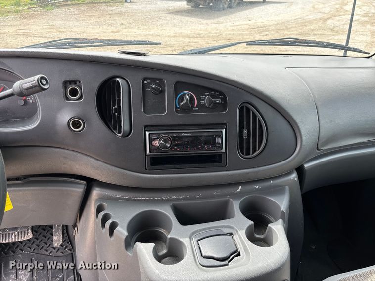 image for item FC5619 2003 Ford E350 van