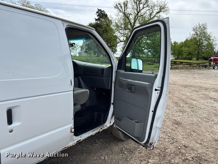 image for item FC5619 2003 Ford E350 van