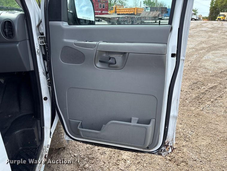 image for item FC5619 2003 Ford E350 van