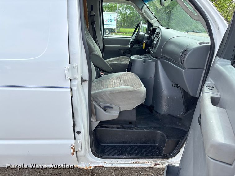 image for item FC5619 2003 Ford E350 van