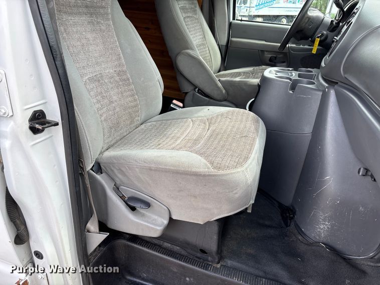 image for item FC5619 2003 Ford E350 van