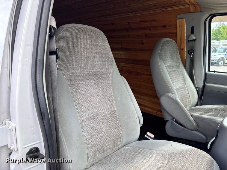 image for item FC5619 2003 Ford E350 van