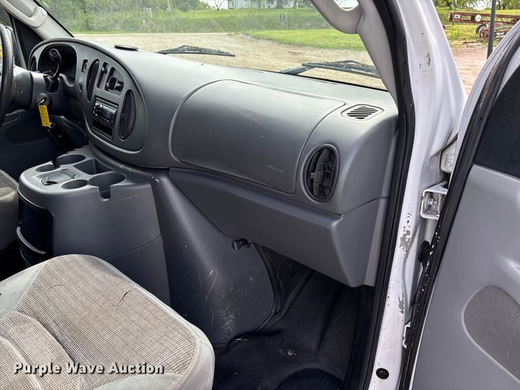image for item FC5619 2003 Ford E350 van