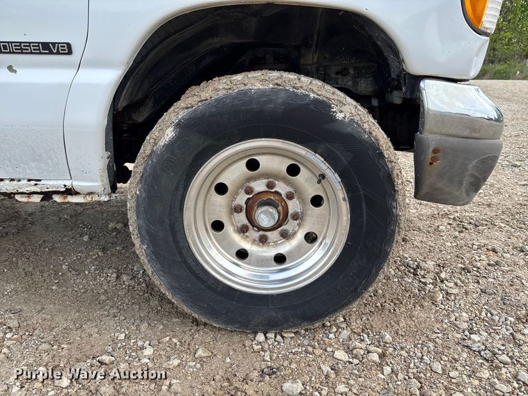 image for item FC5619 2003 Ford E350 van