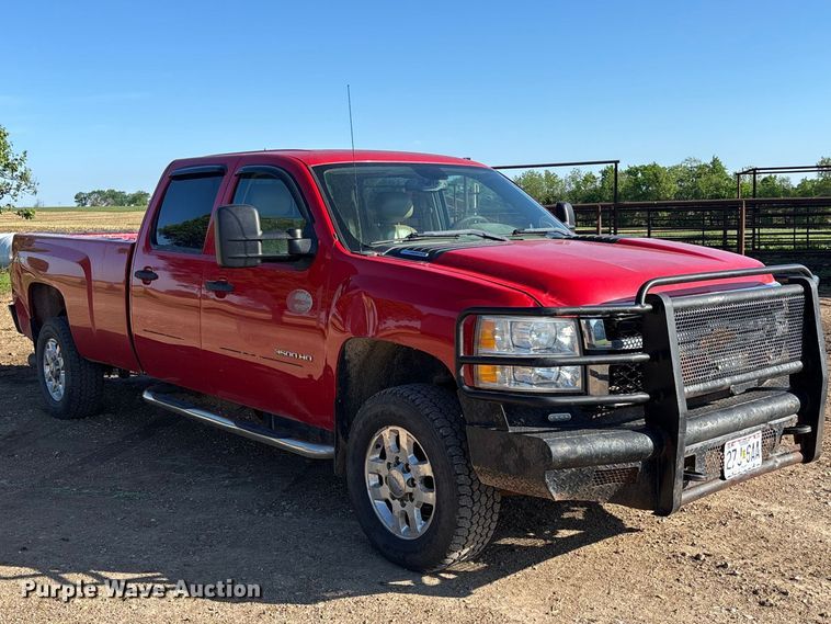image for item FC5633 2011 Chevrolet Silverado 3500HD Crew Cab pickup truck