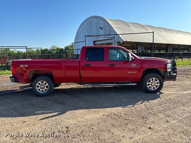 image for item FC5633 2011 Chevrolet Silverado 3500HD Crew Cab pickup truck