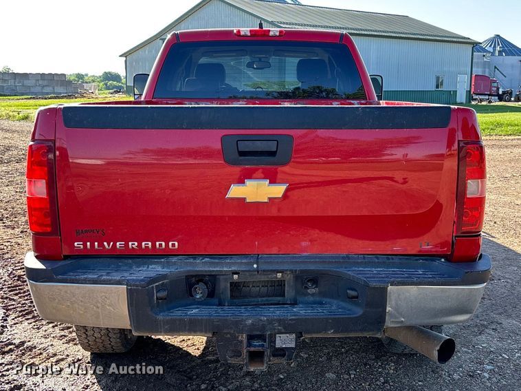 image for item FC5633 2011 Chevrolet Silverado 3500HD Crew Cab pickup truck