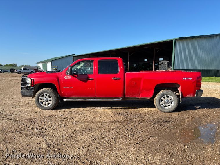 image for item FC5633 2011 Chevrolet Silverado 3500HD Crew Cab pickup truck