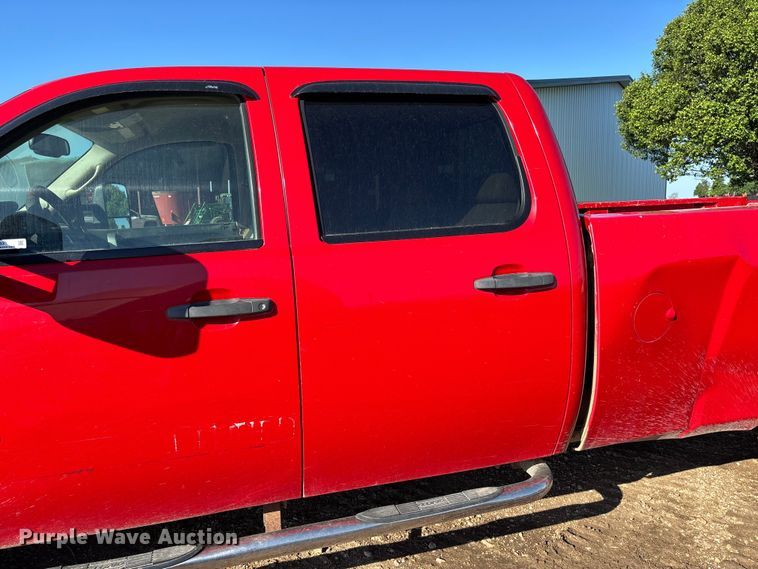 image for item FC5633 2011 Chevrolet Silverado 3500HD Crew Cab pickup truck