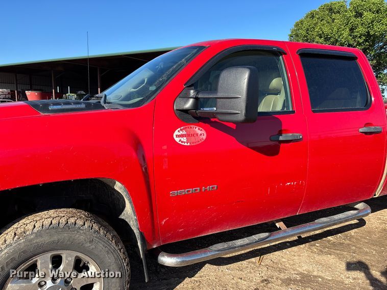image for item FC5633 2011 Chevrolet Silverado 3500HD Crew Cab pickup truck