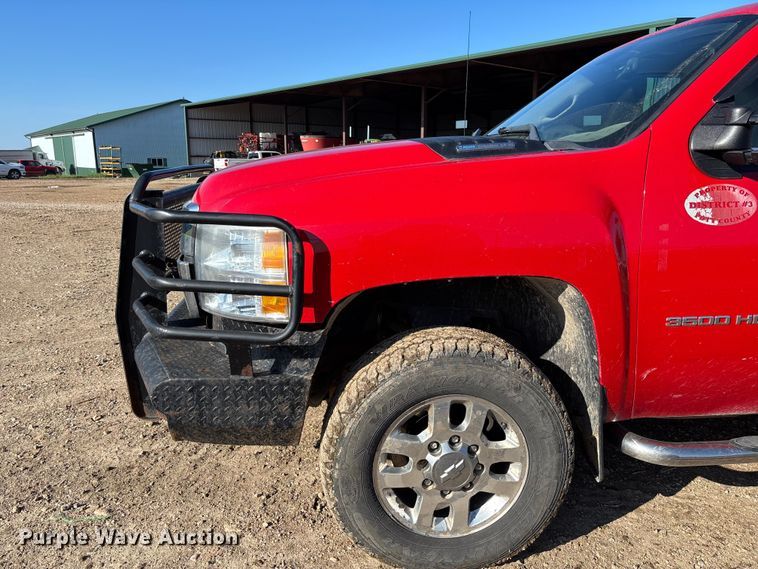 image for item FC5633 2011 Chevrolet Silverado 3500HD Crew Cab pickup truck