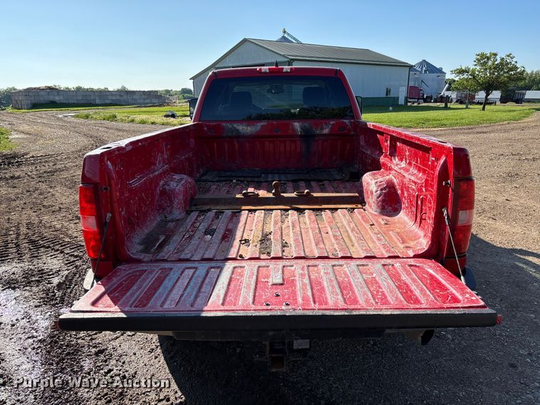 image for item FC5633 2011 Chevrolet Silverado 3500HD Crew Cab pickup truck