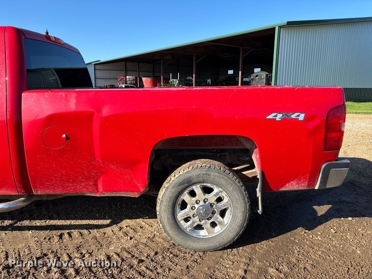 image for item FC5633 2011 Chevrolet Silverado 3500HD Crew Cab pickup truck