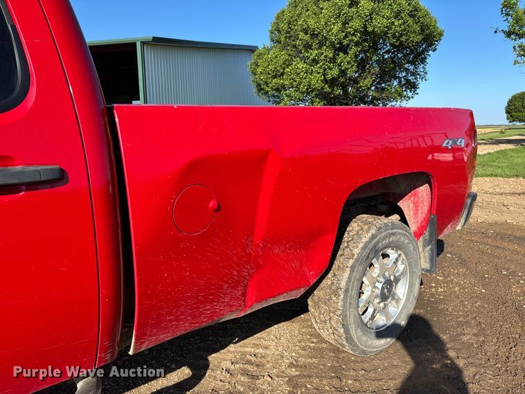 image for item FC5633 2011 Chevrolet Silverado 3500HD Crew Cab pickup truck