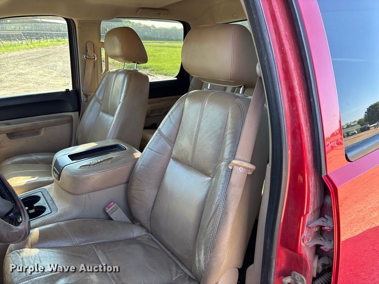 image for item FC5633 2011 Chevrolet Silverado 3500HD Crew Cab pickup truck