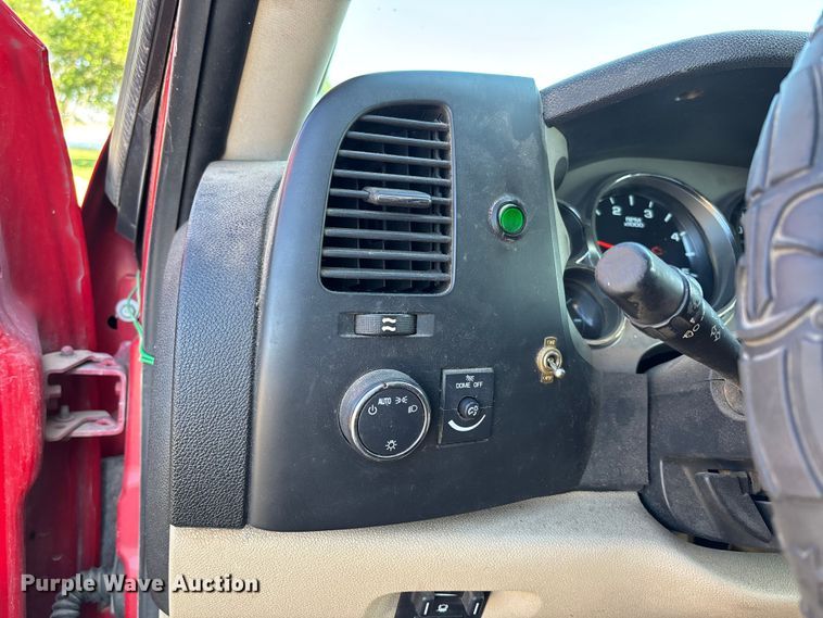 image for item FC5633 2011 Chevrolet Silverado 3500HD Crew Cab pickup truck