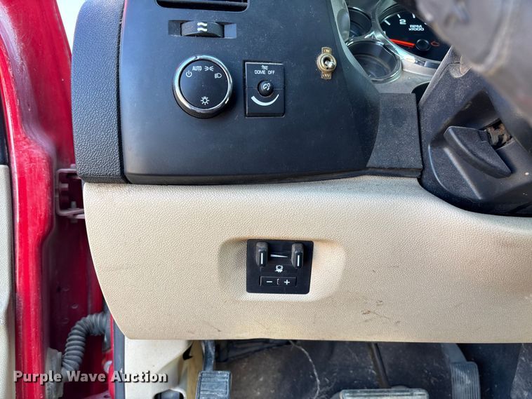 image for item FC5633 2011 Chevrolet Silverado 3500HD Crew Cab pickup truck