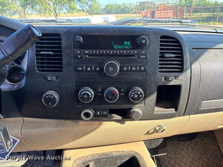 image for item FC5633 2011 Chevrolet Silverado 3500HD Crew Cab pickup truck