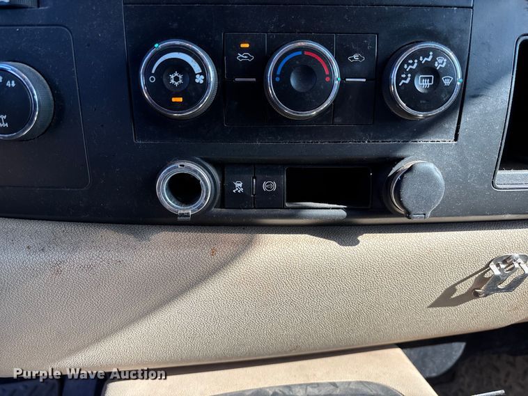 image for item FC5633 2011 Chevrolet Silverado 3500HD Crew Cab pickup truck
