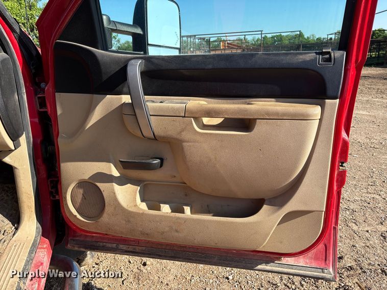 image for item FC5633 2011 Chevrolet Silverado 3500HD Crew Cab pickup truck