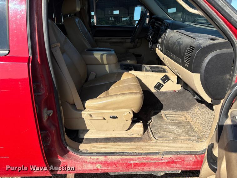 image for item FC5633 2011 Chevrolet Silverado 3500HD Crew Cab pickup truck
