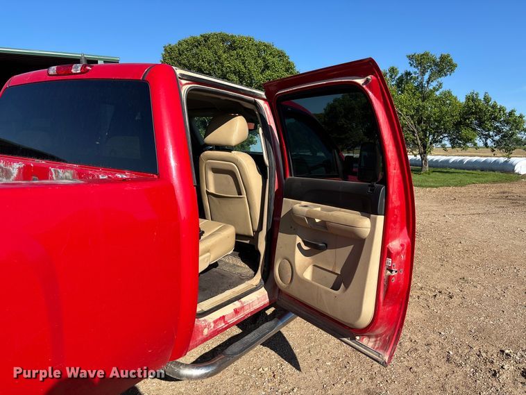 image for item FC5633 2011 Chevrolet Silverado 3500HD Crew Cab pickup truck