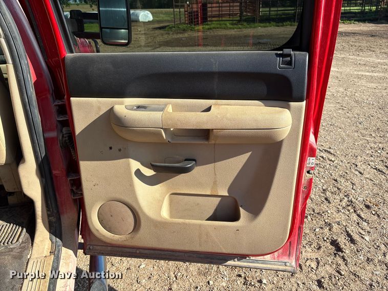 image for item FC5633 2011 Chevrolet Silverado 3500HD Crew Cab pickup truck