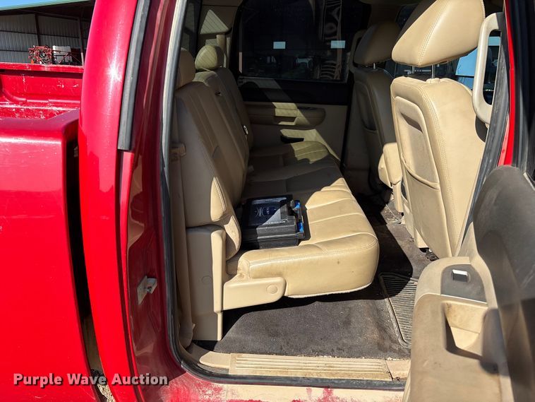 image for item FC5633 2011 Chevrolet Silverado 3500HD Crew Cab pickup truck