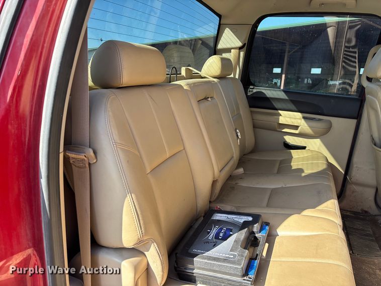 image for item FC5633 2011 Chevrolet Silverado 3500HD Crew Cab pickup truck