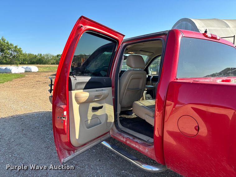 image for item FC5633 2011 Chevrolet Silverado 3500HD Crew Cab pickup truck