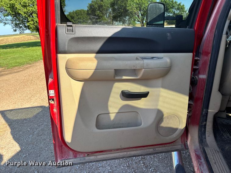image for item FC5633 2011 Chevrolet Silverado 3500HD Crew Cab pickup truck