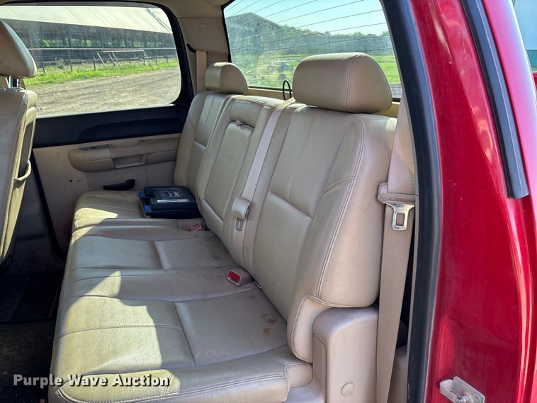 image for item FC5633 2011 Chevrolet Silverado 3500HD Crew Cab pickup truck