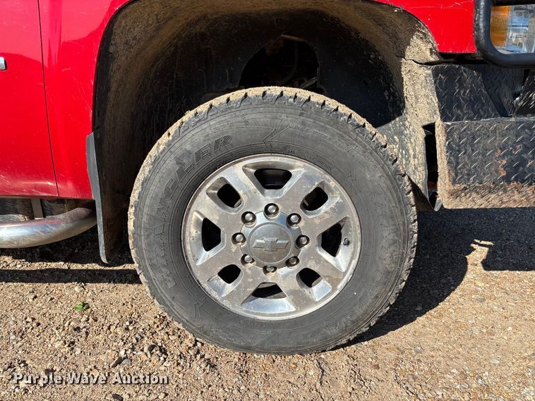 image for item FC5633 2011 Chevrolet Silverado 3500HD Crew Cab pickup truck