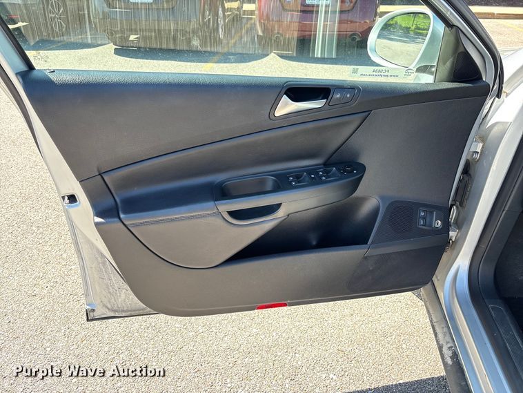 image for item FC5634 2010 Volkswagen Passat 