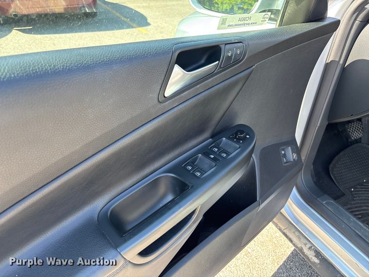 image for item FC5634 2010 Volkswagen Passat 