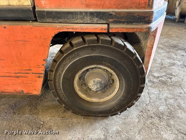 image for item FC5653 Nissan EH02A25V forklift