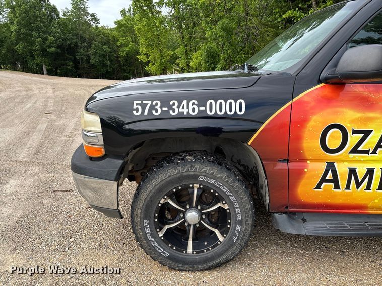 image for item FC5672 2005 Chevrolet Suburban 1500 SUV