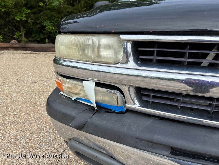 image for item FC5672 2005 Chevrolet Suburban 1500 SUV