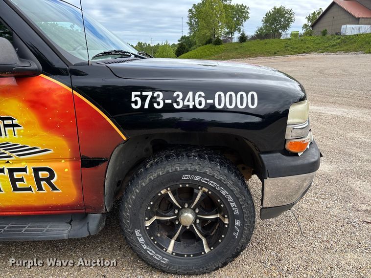 image for item FC5672 2005 Chevrolet Suburban 1500 SUV