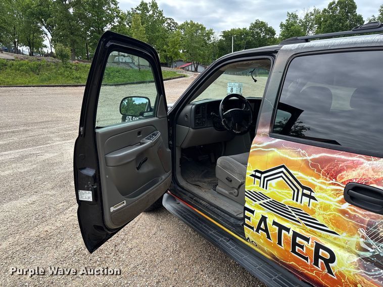 image for item FC5672 2005 Chevrolet Suburban 1500 SUV