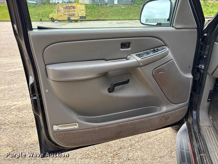 image for item FC5672 2005 Chevrolet Suburban 1500 SUV