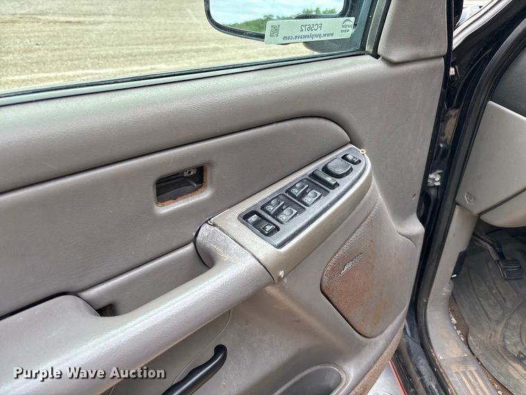 image for item FC5672 2005 Chevrolet Suburban 1500 SUV