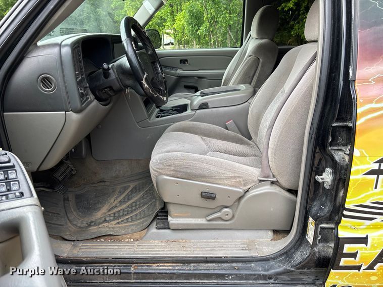 image for item FC5672 2005 Chevrolet Suburban 1500 SUV