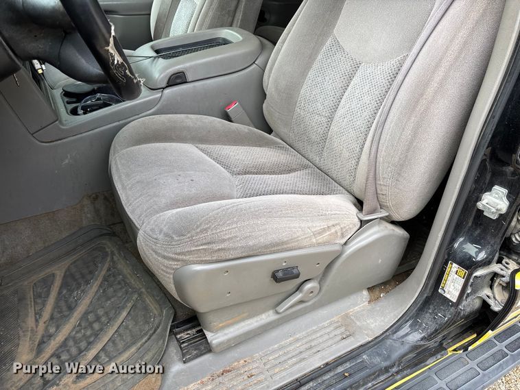 image for item FC5672 2005 Chevrolet Suburban 1500 SUV