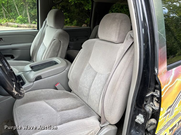 image for item FC5672 2005 Chevrolet Suburban 1500 SUV